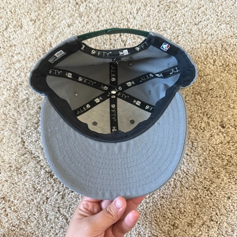 Men’s 9Fifty Milwaukee‎ Bucks Gray Snap Flat Hat Casual Streetwear Sports
